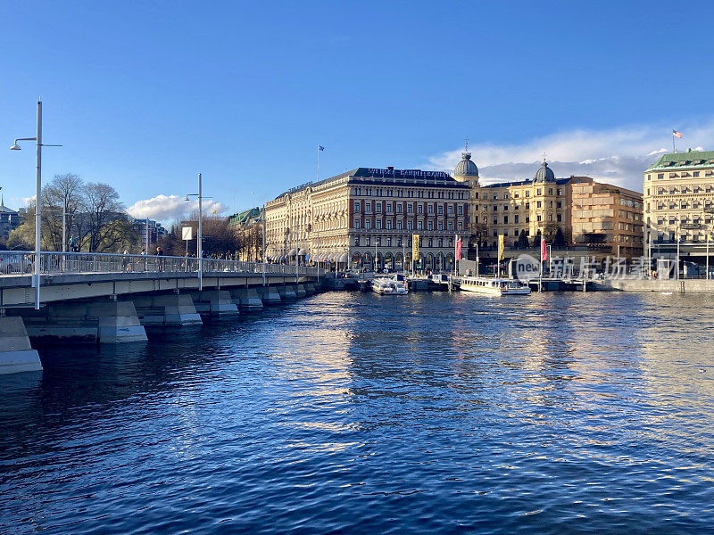 瑞典-斯德哥尔摩-从Gamla Stan(老城区)俯瞰Strömkajen码头和Strömbron大桥